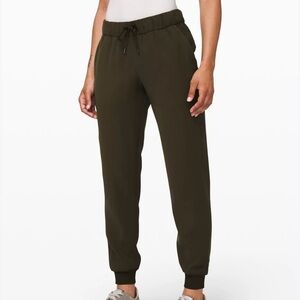 Lululemon On the Fly Jogger - Olive
